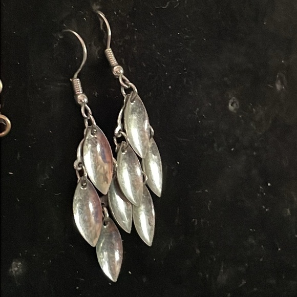 2” silver tone leafy cascade chandelier dangle earrings on wires - Picture 4 of 9